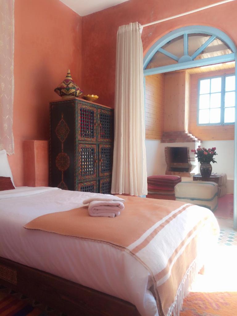 une chambre avec un grand lit et une fenêtre dans l'établissement Riad Etoile De Mogador, à Essaouira