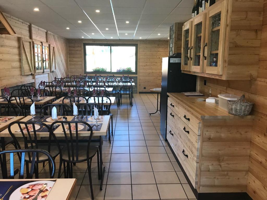 une salle à manger remplie de tables et de chaises dans l'établissement Résidence Les Ecrins, à Ancelle 37 autres photos