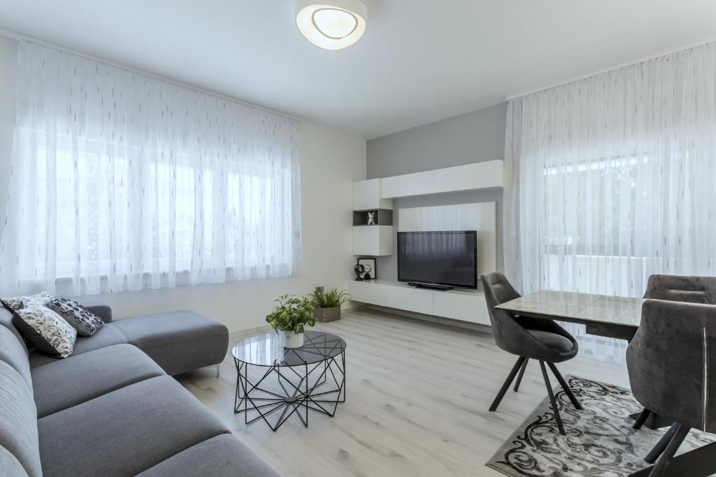 VILLA EMA KASTELA with private heated pool 6
