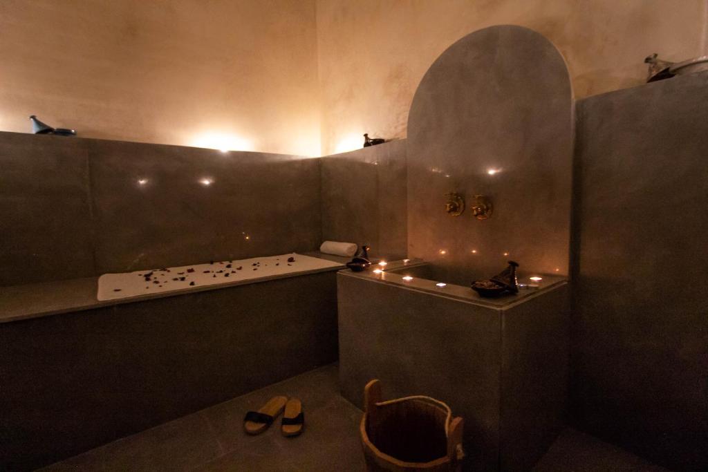 une salle de bain avec une baignoire et un lavabo dans l'établissement Riad Al Makan Fes & Spa, à Fès
