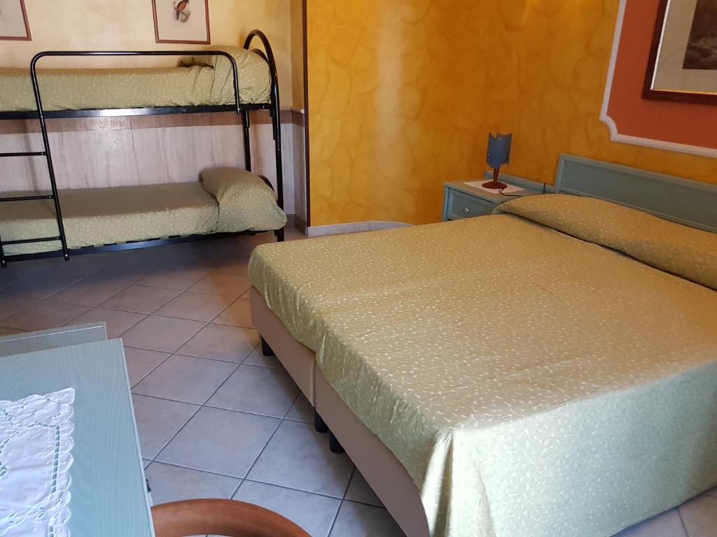 une chambre avec deux lits et une table dans une pièce dans l'établissement Hotel Nautilus, à Nicotera Marina 59 autres photos