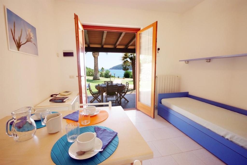 une chambre avec un lit et une table avec une table sidx sidx dans l'établissement Casa Del Golfo, à Lacona