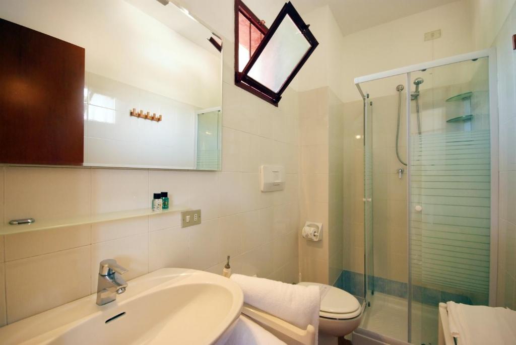 une salle de bain avec un lavabo, une douche et des toilettes dans l'établissement Casa Del Golfo, à Lacona