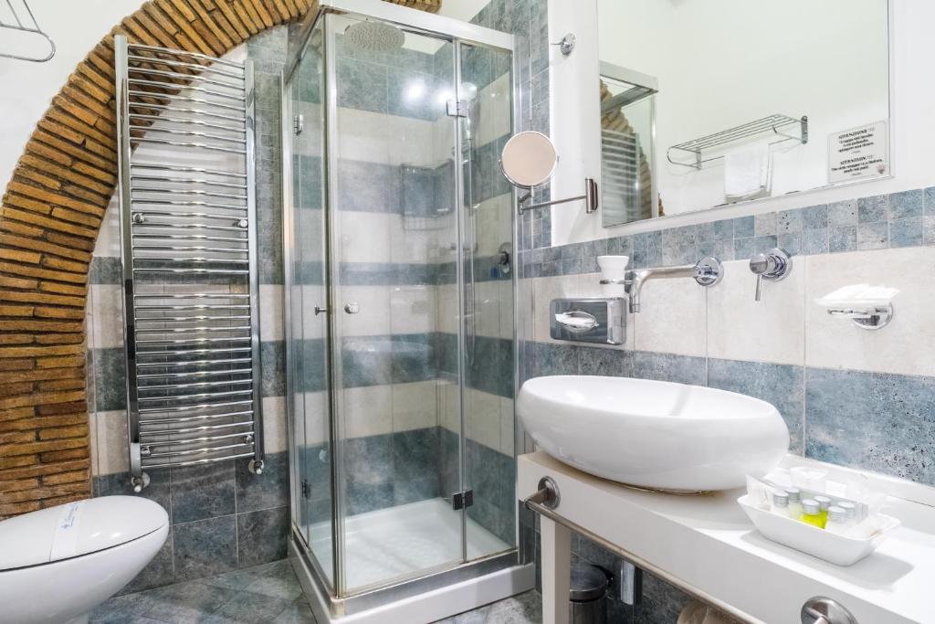 une salle de bain avec un lavabo et une douche dans l'établissement Hotel Villa Tirreno, à Tarquinia