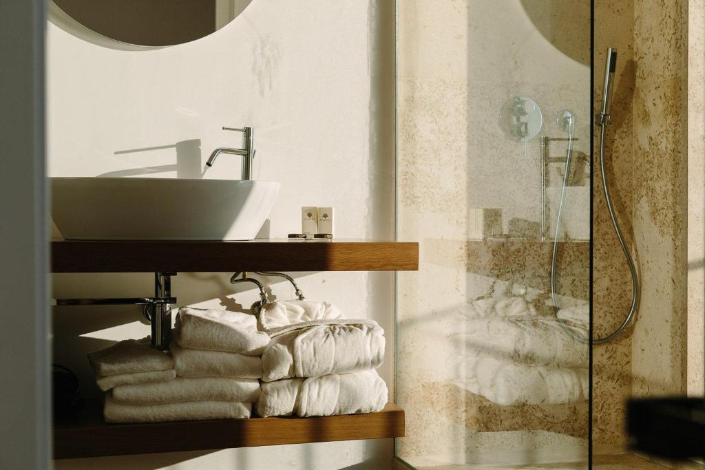 La salle de bains est pourvue d'un lavabo et d'un tas de serviettes. dans l'établissement NUMA HOTEL, à Numana 48 autres photos