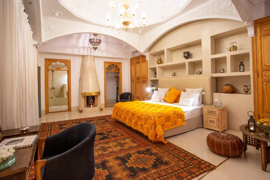 une chambre avec un grand lit avec une couverture jaune dans l'établissement Riad Azahar, à Marrakech 37 autres photos