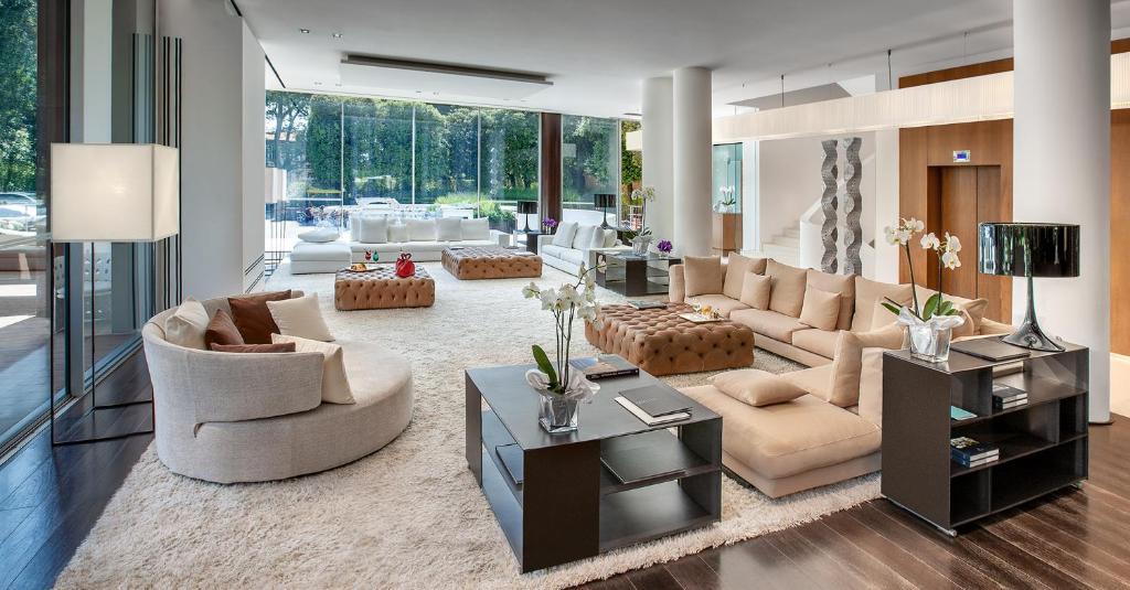 un grand salon avec des canapés et une table dans l'établissement Principe Forte Dei Marmi - Resort & Spa, à Forte dei Marmi