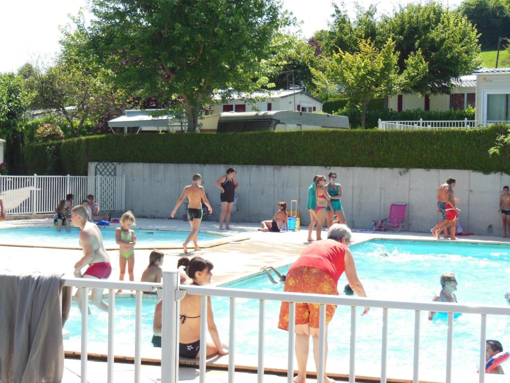 un groupe de personnes jouant dans une piscine dans l'établissement CAMPING LE GRAND VERNEY, à Novalaise