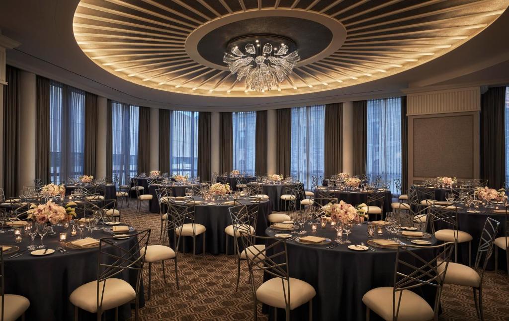 Four Seasons Hotel One Dalton Street, Boston Image