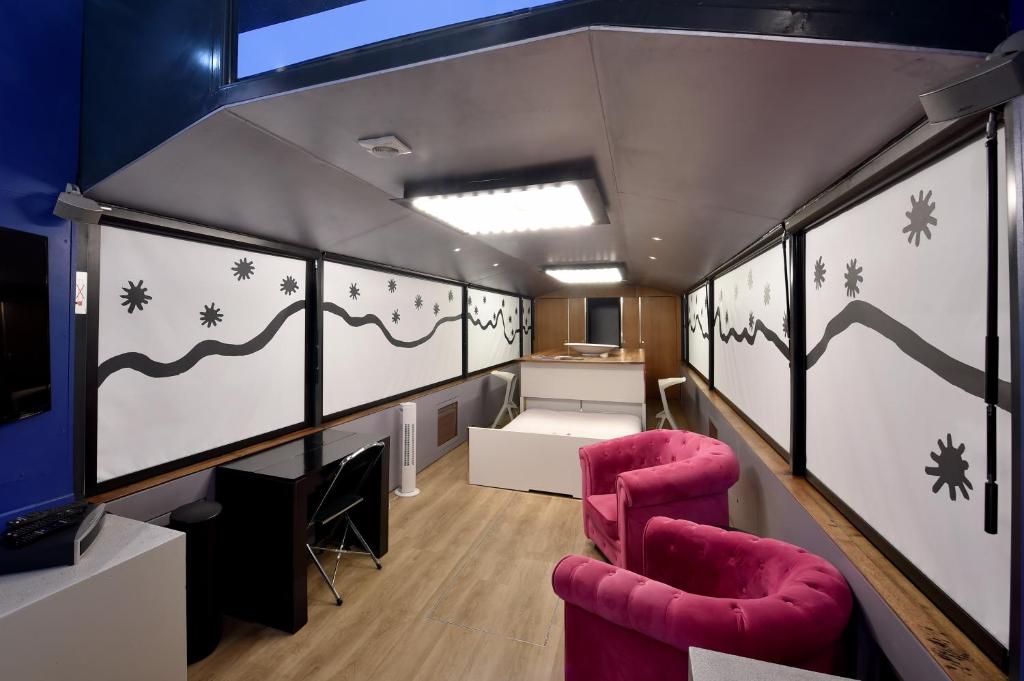 une chambre avec deux chaises rouges dans l'établissement Surprenantes- Le DÔ, à Nantes 15 autres photos