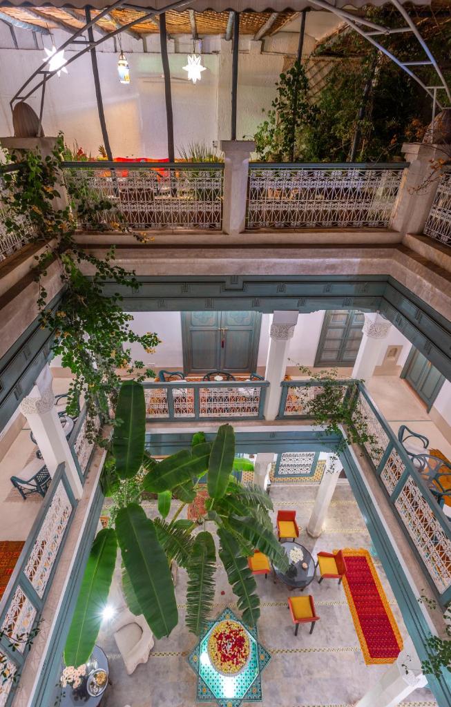 une vue aérienne d'une piscine dans un immeuble dans l'établissement Riad Azahar, à Marrakech