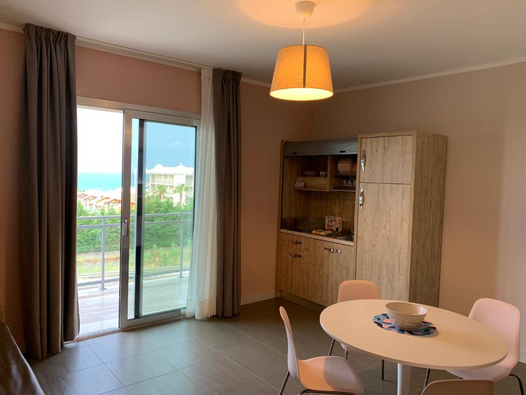 une salle à manger avec une table et un balcon dans l'établissement RED'S apartments, à Torre Melissa