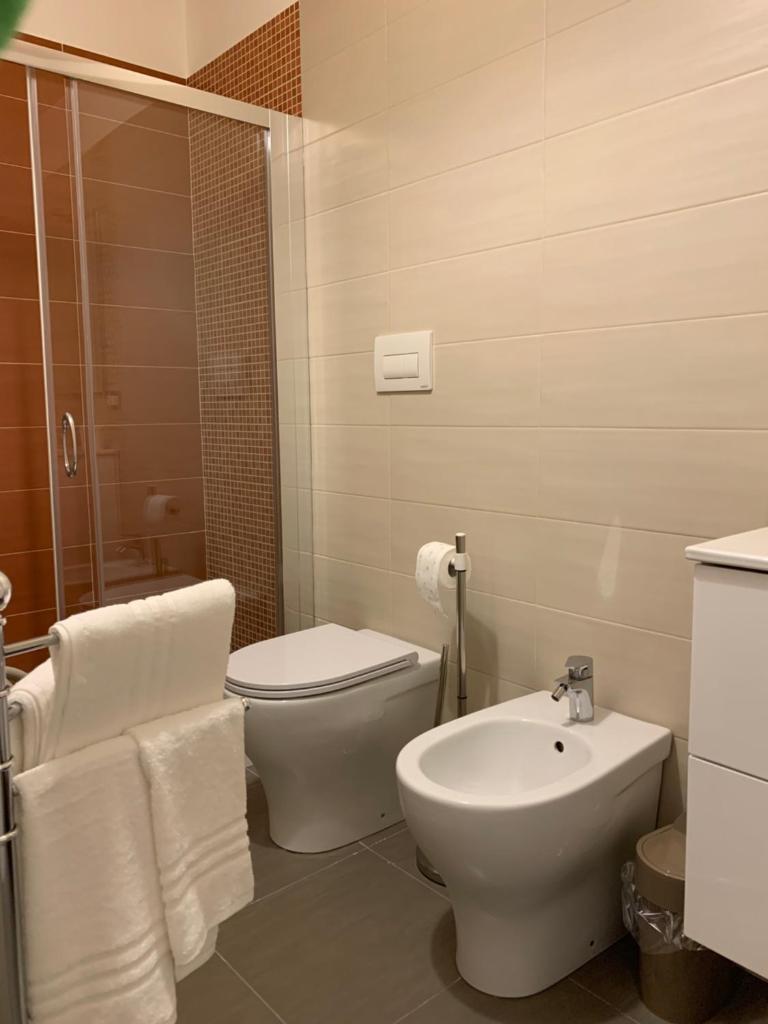 une salle de bain blanche avec toilettes et lavabo dans l'établissement RED'S apartments, à Torre Melissa 40 autres photos