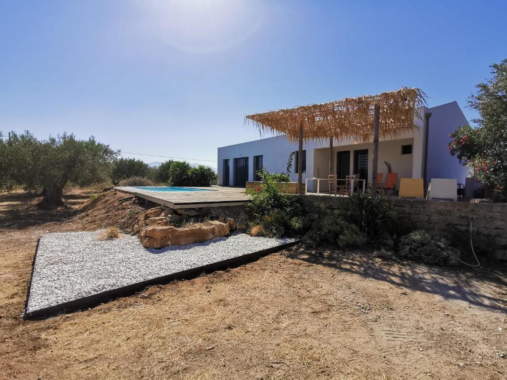 une maison avec une piscine devant dans l'établissement casa zabbara, à Balestrate