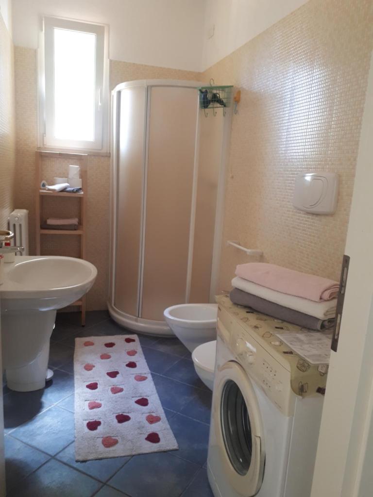 une salle de bain avec douche et machine à laver dans l'établissement Residence Désirée, à Rimini 47 autres photos