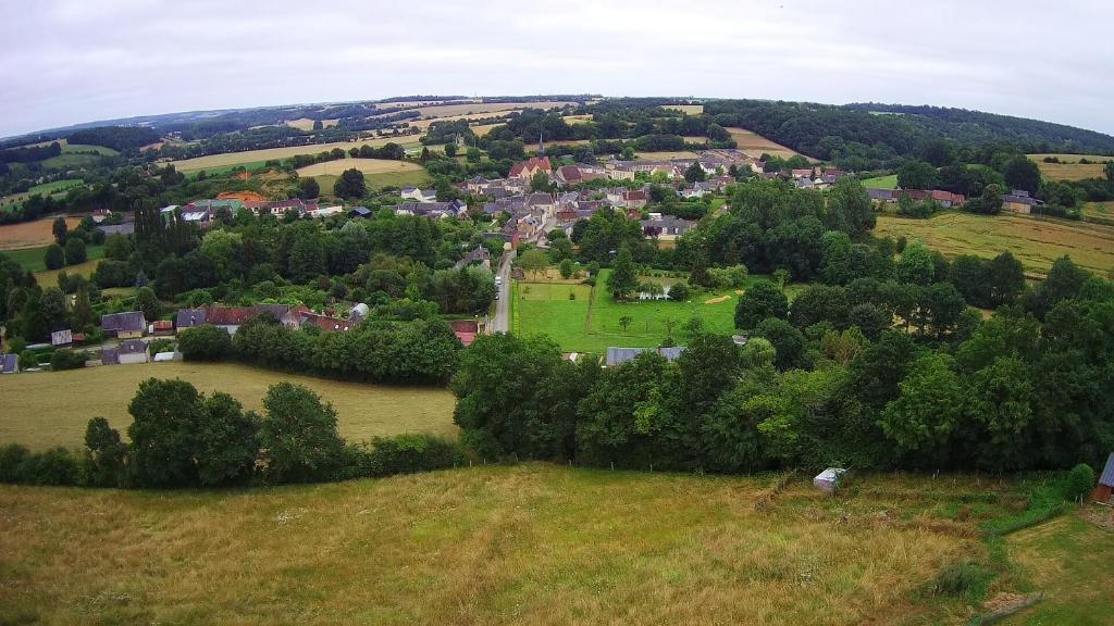 une vue aérienne sur une petite ville dans un champ dans l'établissement GITE DU HOUSSAY, à Valennes