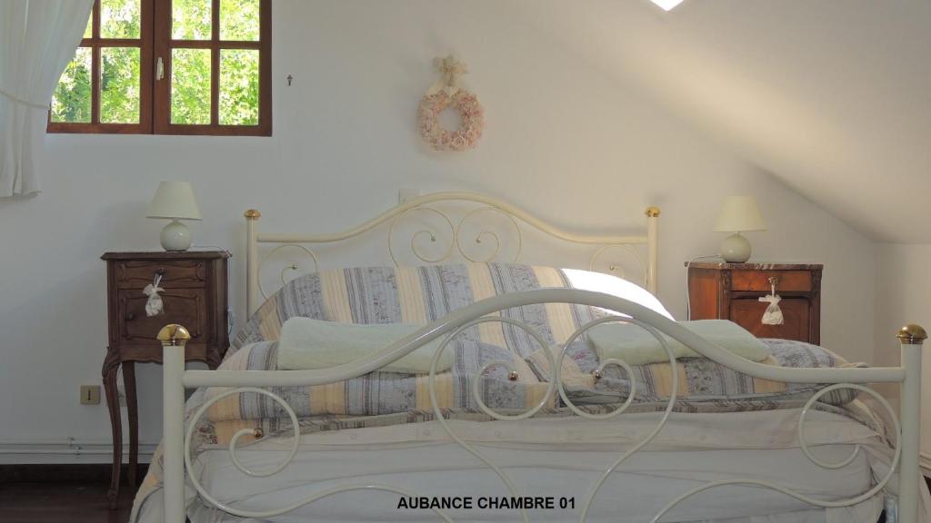 - un lit blanc dans une chambre avec 2 tables de nuit dans l'établissement Gîte Aubance 5 Places Moulin de la Placette, à Faye-d'Anjou