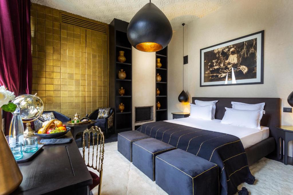 une chambre d'hôtel avec un lit et une salle à manger dans l'établissement Riad Tajania, à Marrakech 34 autres photos