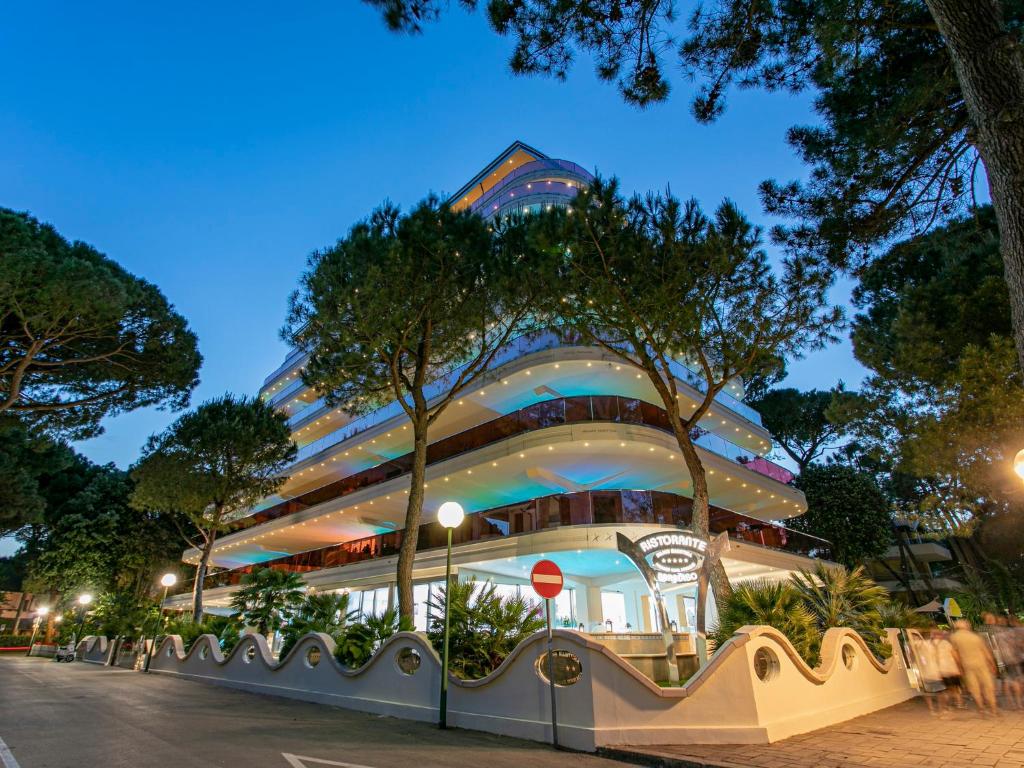 un bâtiment avec un arbre devant lui dans l'établissement Boutique Hotel Paradiso Bovelacci, à Milano Marittima