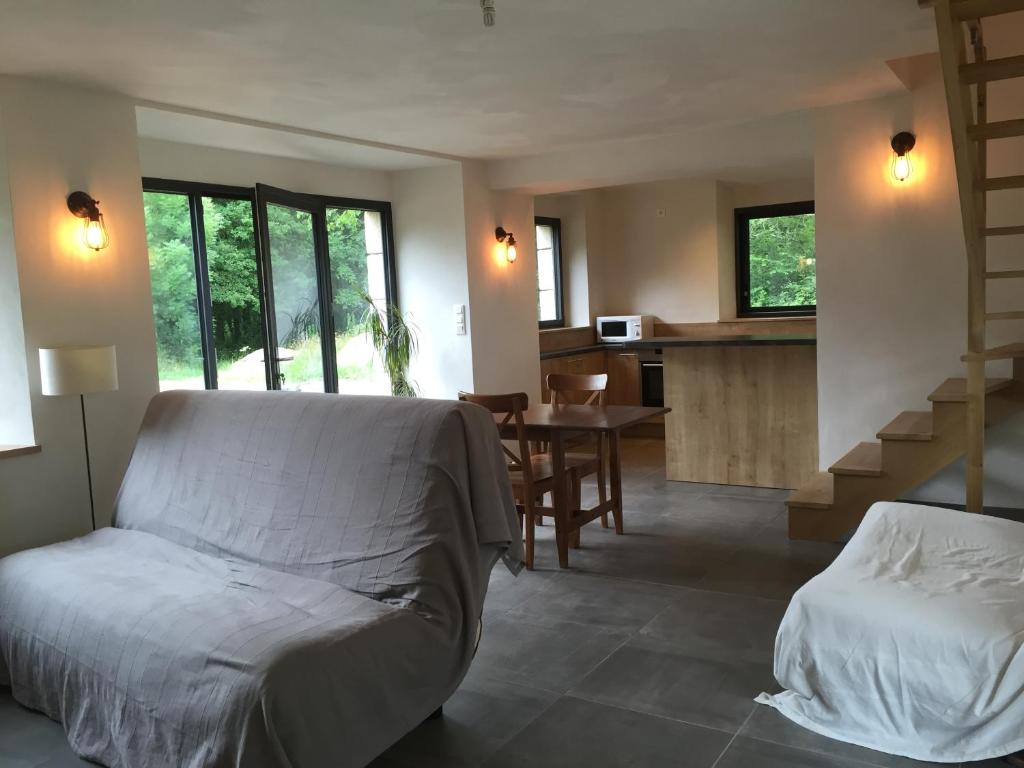 une chambre avec un lit et une cuisine avec une table dans l'établissement Les gîtes du Plec - Piscine, à Locoal-Mendon 7 autres photos