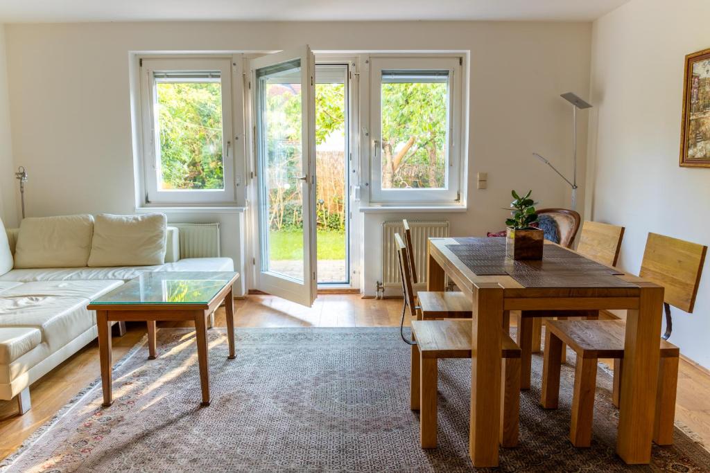 Town House near Metro & Vienna City Center 4