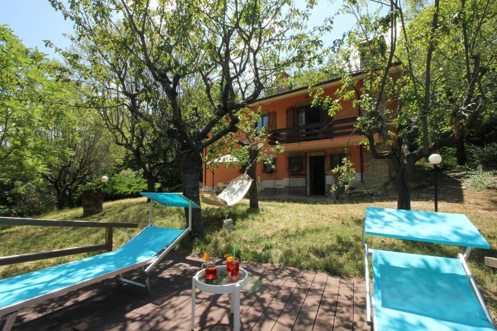- une vue sur la maison depuis la cour dans l'établissement Villa Mombaroccio le colline di Pesaro tra mare e natura, à Mombaroccio 17 autres photos