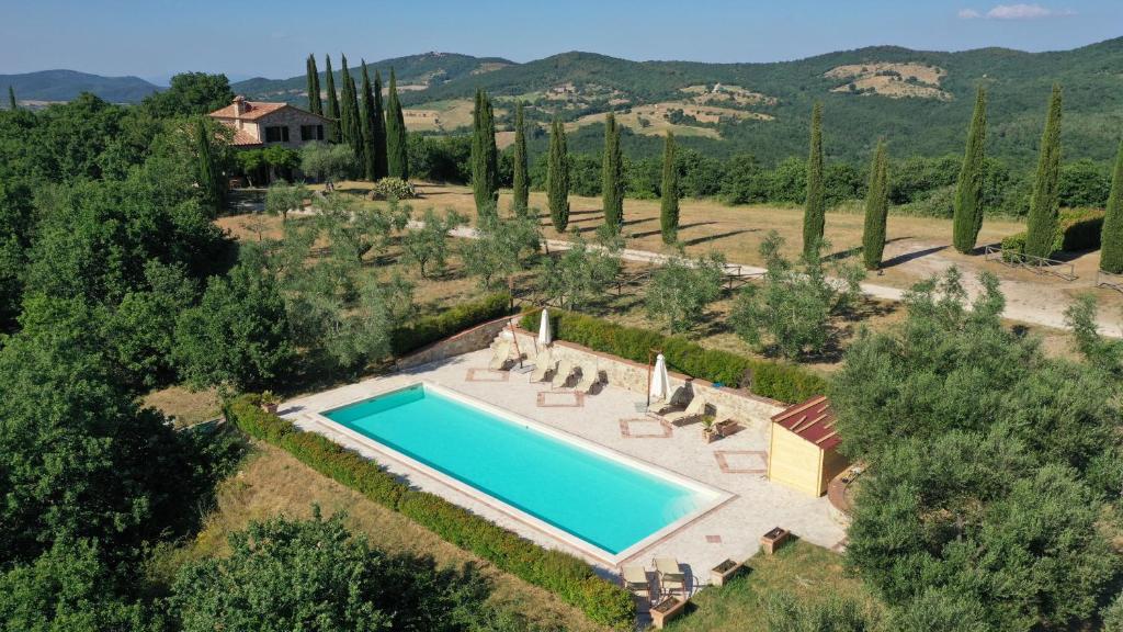 une vue aérienne d'une villa avec piscine dans l'établissement Villa Lavanda, à San Venanzo