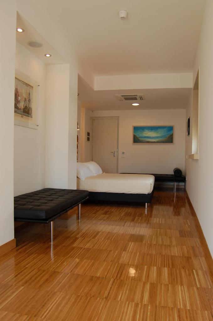 une chambre avec un lit et un canapé dans une pièce dans l'établissement Hotel Del Conte, à Fondi