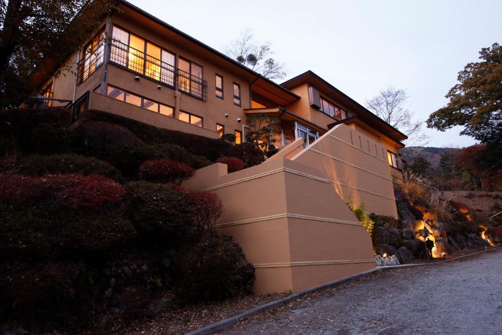 une maison avec un escalier qui y mène dans l'établissement Hakone Fura, à Hakone