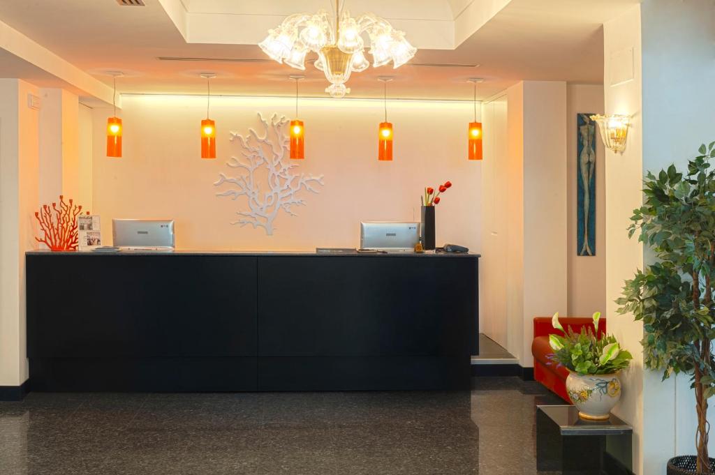 un bureau de réception dans un hall avec deux ordinateurs portables dans l'établissement Hotel Villa Corallo, à San Benedetto del Tronto 76 autres photos