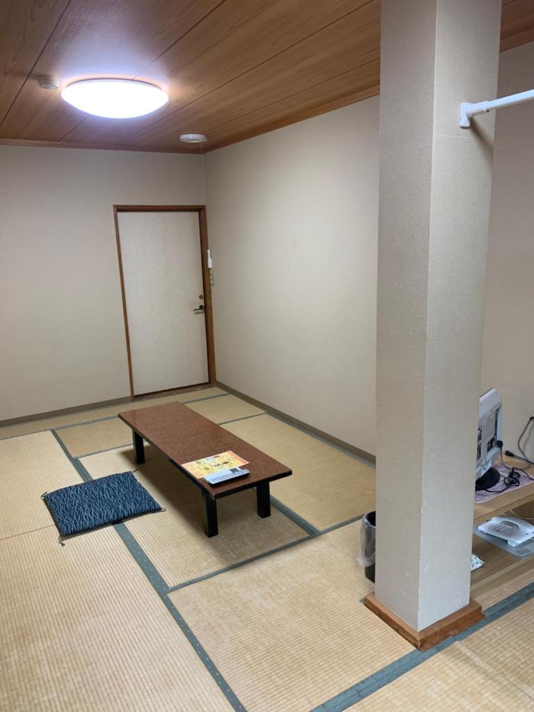 une chambre avec une table au milieu d'une pièce dans l'établissement Minshuku Sumiya, à Tanabe 21 autres photos