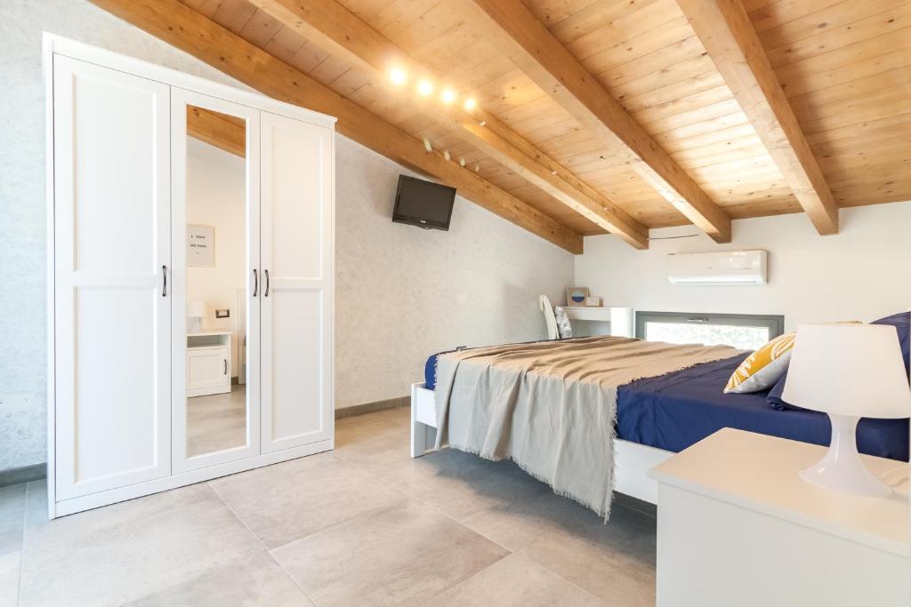 - une chambre avec un lit king-size et une télévision dans l'établissement Luxury Summer House, à La Spezia