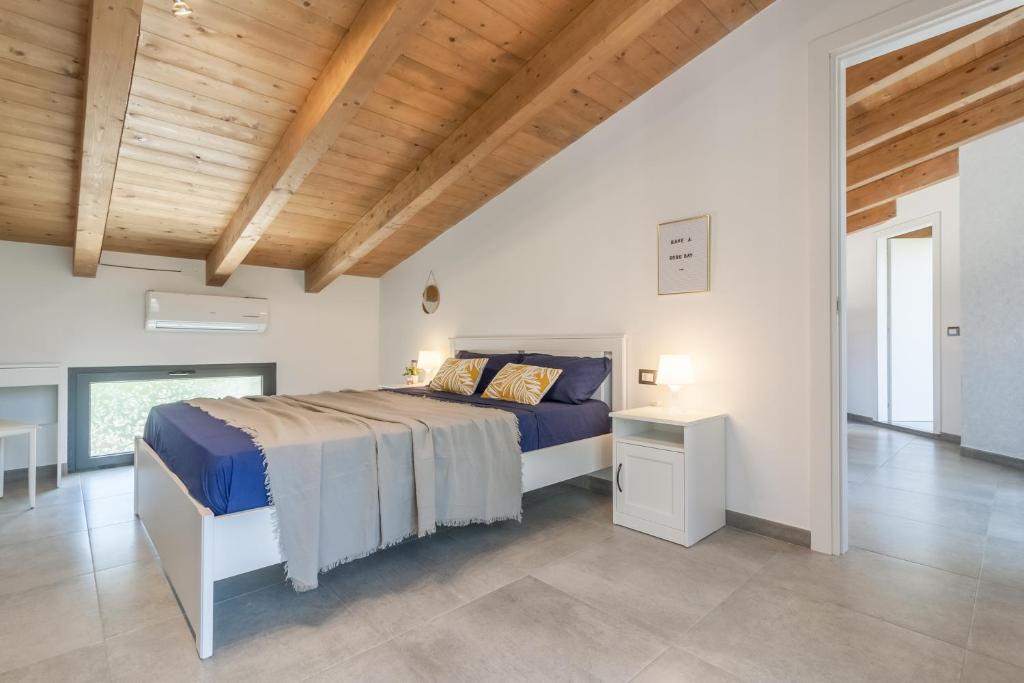 une chambre avec un lit et un plafond en bois dans l'établissement Luxury Summer House, à La Spezia 41 autres photos