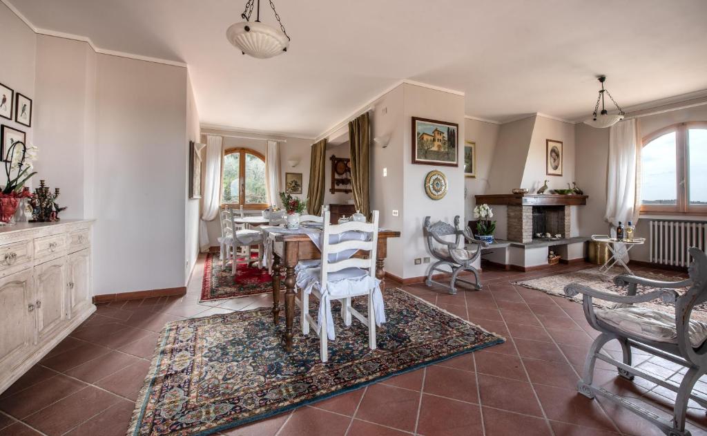 - un salon avec une table à manger et des chaises dans l'établissement Agriturismo Casale Ugolini, à Montespertoli