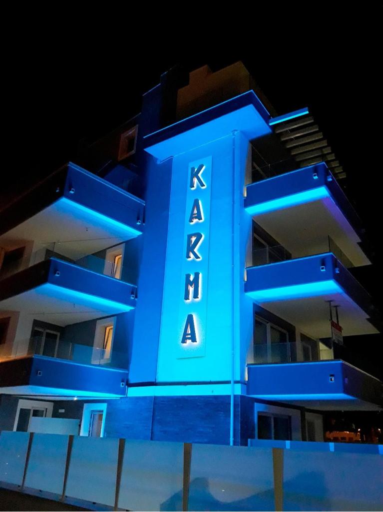 un bâtiment bleu avec un panneau indiquant akoya dans l'établissement Karma Resort, à San Benedetto del Tronto