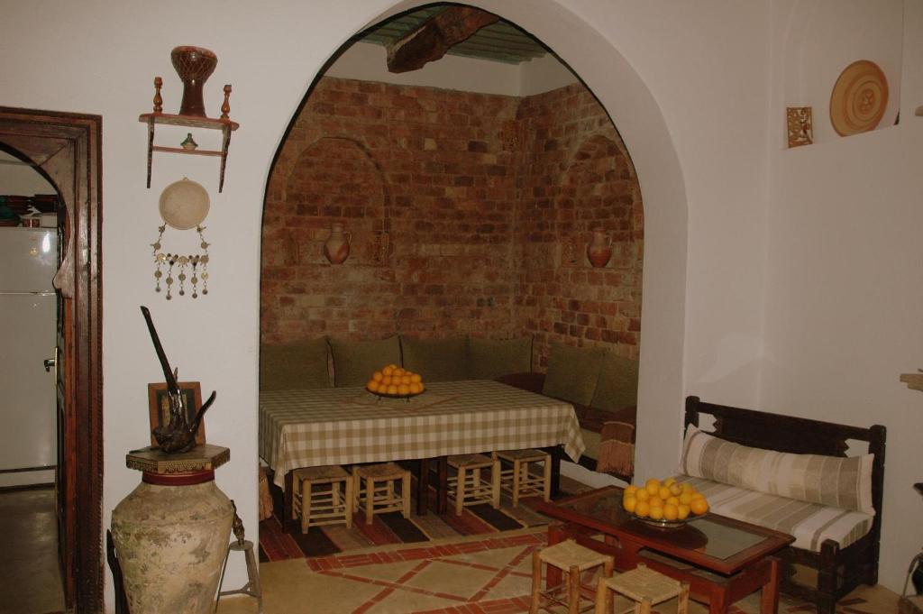 un salon avec une table et un canapé dans l'établissement Riad Jade Mogador, à Essaouira