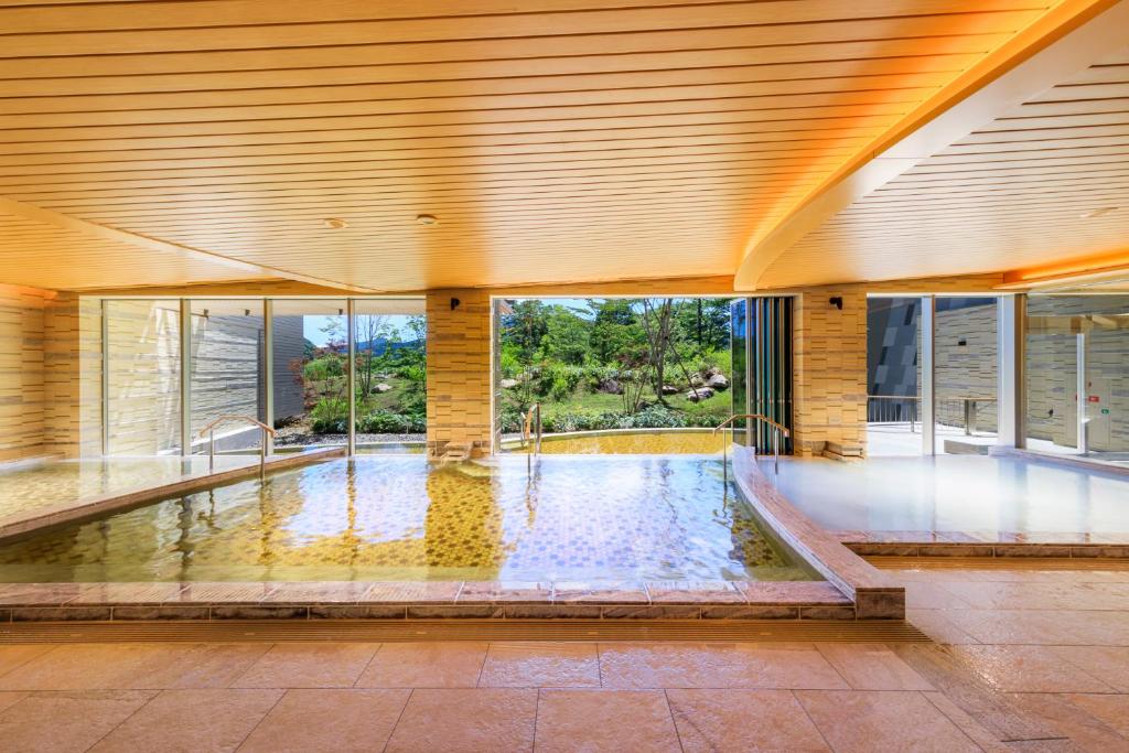 une piscine au milieu d'un immeuble dans l'établissement Hakone Ashinoko Hanaori, à Hakone