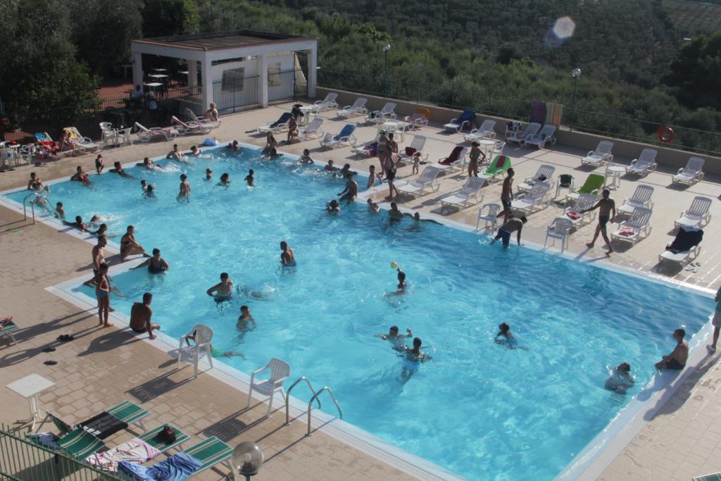 un groupe de personnes dans une grande piscine dans l'établissement Albergo 2 Pini, à Rodi Garganico