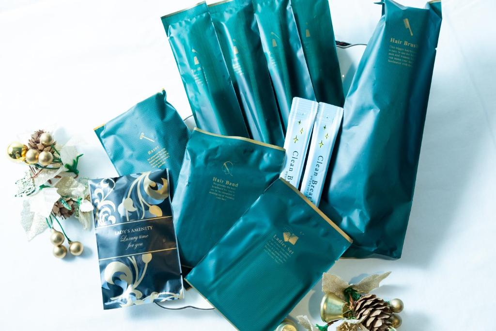 un groupe de sacs bleus assis sur une table dans l'établissement Hotel Blanc Chapel Christmas Sakai (Adult Only), à Sakai