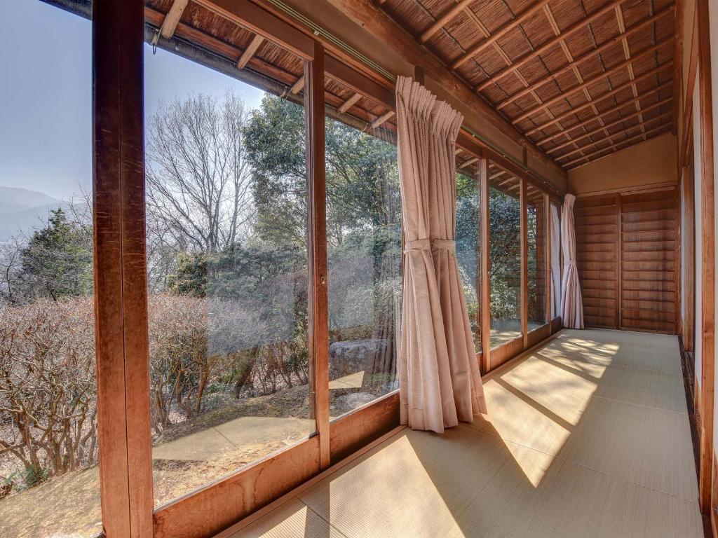 une pièce avec une grande fenêtre avec vue dans l'établissement Nagataki, à Nakatsugawa