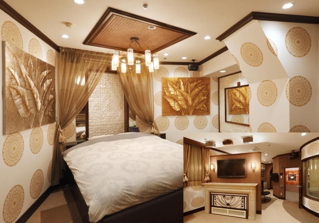 une chambre avec un grand lit et une télévision dans l'établissement Osyare Kizoku Ichinomiya (Adult Only), à Ichinomiya