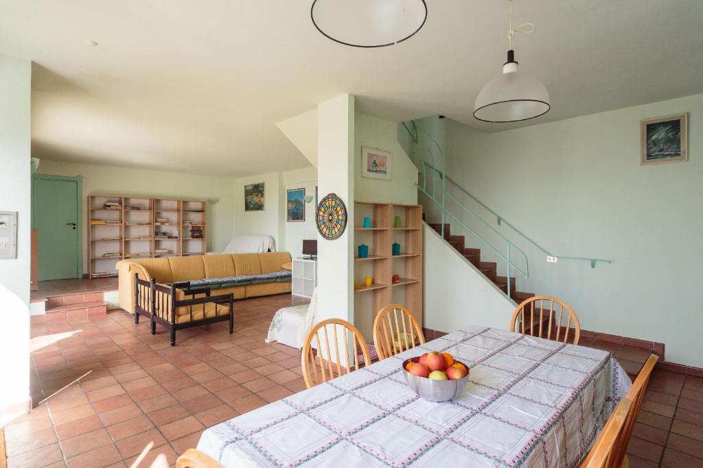 Cette chambre comprend une table avec un bol de fruits. dans l'établissement Villa Pia Recco, à Recco