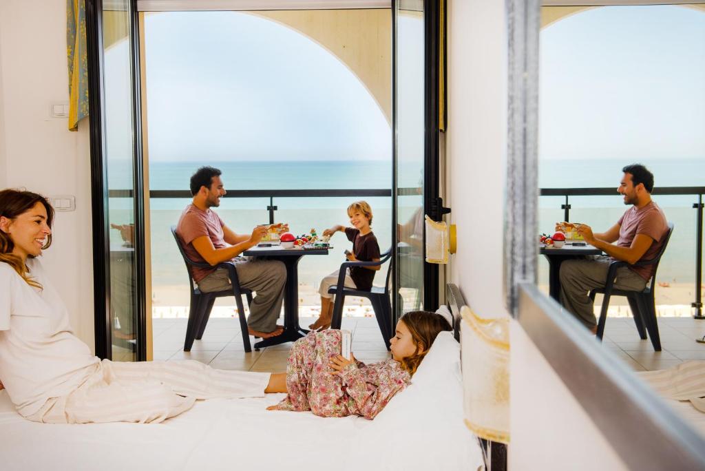 un groupe de personnes assises à des tables dans une chambre d'hôtel dans l'établissement Hotel Parco Dei Principi, à Giulianova