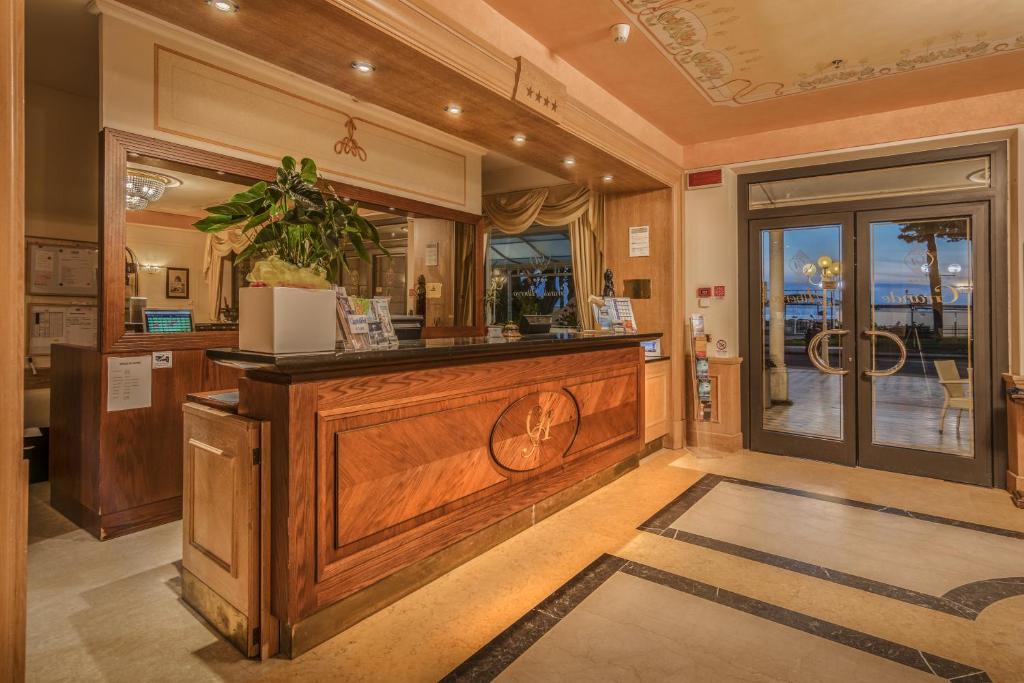 un restaurant avec un comptoir dans une salle dans l'établissement Grande Albergo, à Sestri Levante