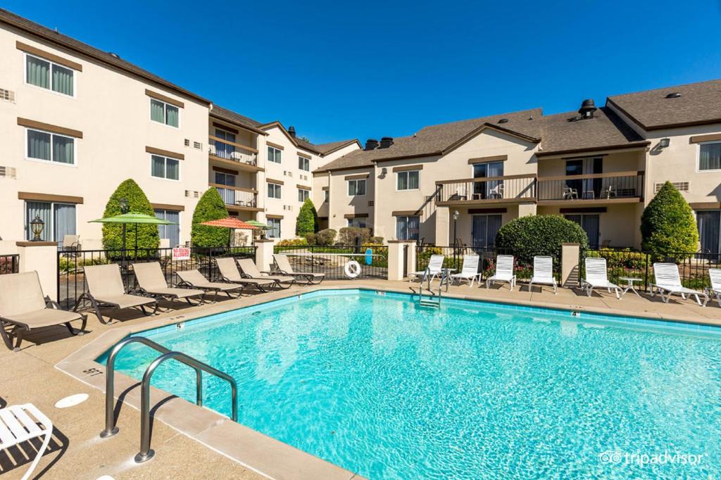 Club Hotel Nashville Inn & Suites Image