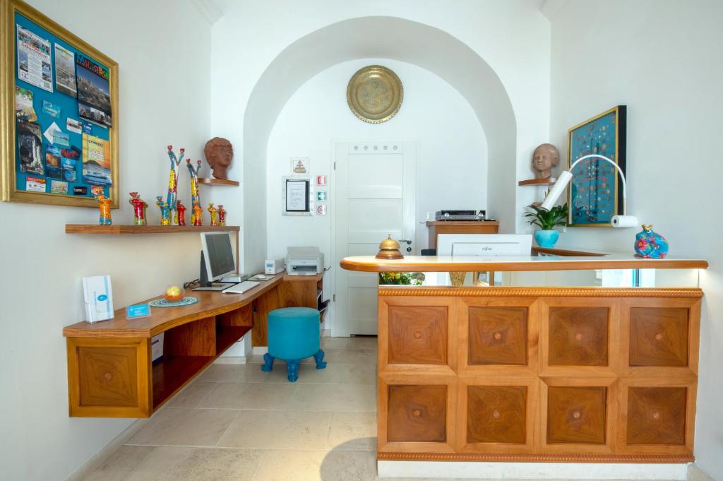 - un bureau avec un ordinateur dans l'établissement Piccolo Grand Hotel, à Pizzo 120 autres photos