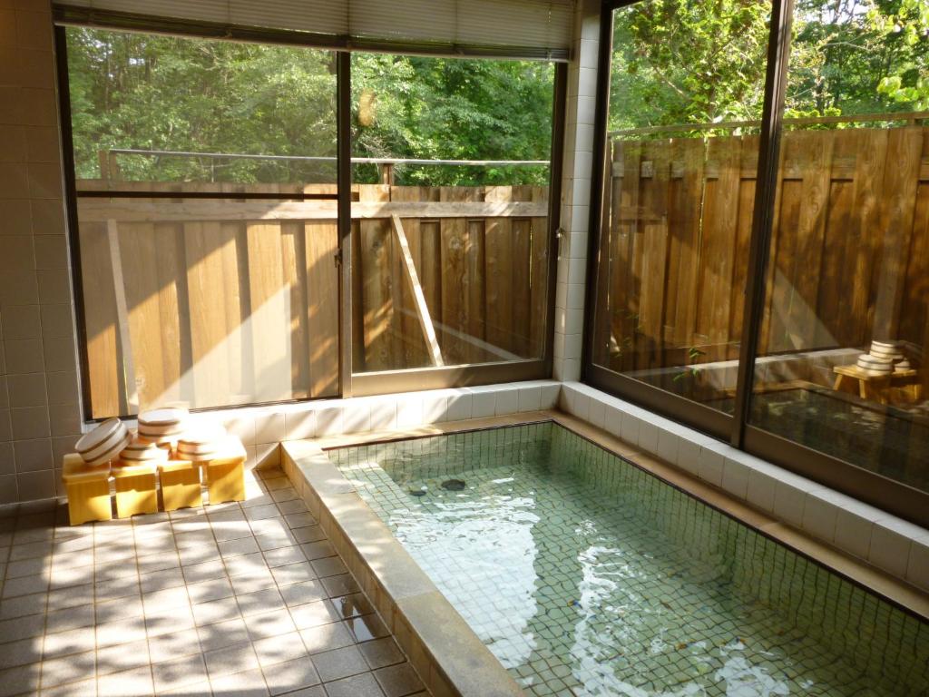 - une petite piscine sur une terrasse couverte dans l'établissement Bunanoyado Koase, à Aga