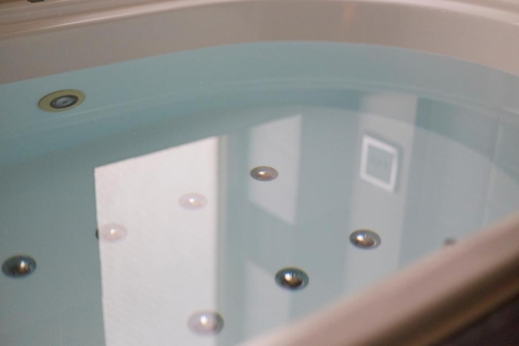 Cette chambre est dotée d'un mur blanc avec des boutons. dans l'établissement ホテル ジェムジェム 十三, à Osaka 35 autres photos