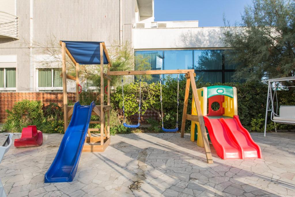 - une aire de jeux avec toboggan et balançoire dans l'établissement Hotel Delle Nazioni - Valentini Family Village, à Bellaria-Igea Marina