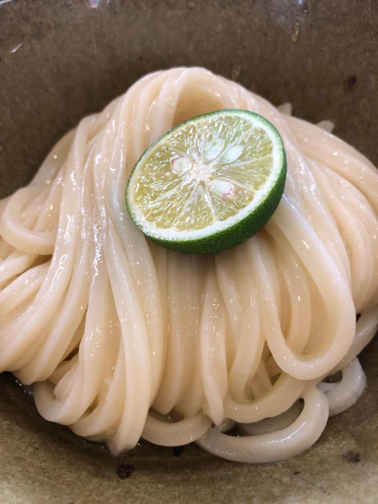 une tranche de citron vert posée sur des pâtes dans l'établissement HOTEL MYTH-J -ホテル マイス ジェイ- adult only, à Sakaide